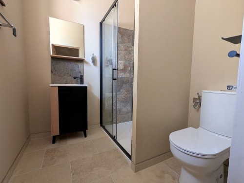 Salle de bain moderne à la Domaine Alga B&B à Bourg-Charente avec douche à l'italienne, vasque et toilettes blanches