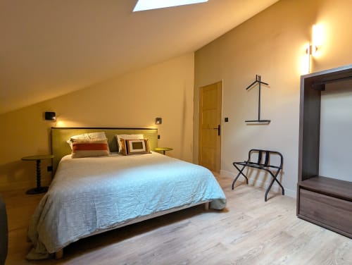 Chambre moderne au Domaine Alga B&B à Bourg-Charente avec puits de lumière, parquet et mobilier contemporain