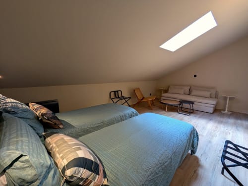Spacieuse chambre mansardée au Domaine Alga avec deux lits, lucarnes et coin détente à Bourg-Charente