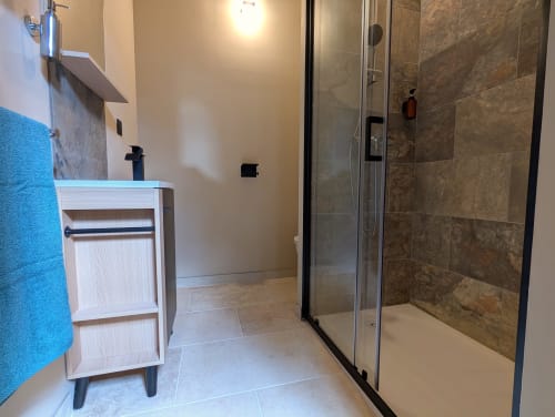 Salle de bain moderne au Domaine Alga B&B à Bourg-Charente avec douche à l'italienne et vasque blanche