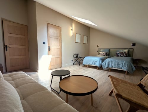 Chambre spacieuse et contemporaine à la Domaine Alga B&B à Bourg-Charente avec puits de lumière, mobilier design et deux lits