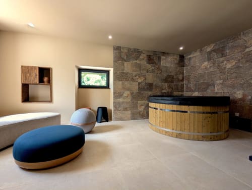 Spa moderne au Domaine Alga avec baignoire tonneau en bois et sièges bleus à Bourg-Charente