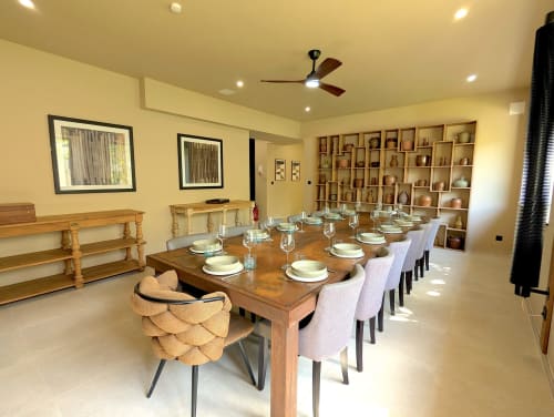 Salle à manger élégante du Domaine Alga B&B à Bourg-Charente avec grande table en bois, couverts et étagères