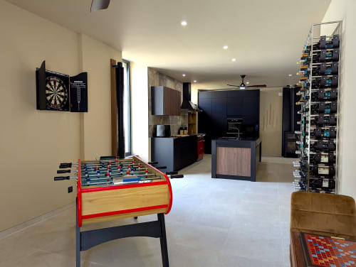 Salle de loisirs moderne à Domaine Alga B&B avec baby-foot, fléchettes et kitchenette à Bourg-Charente