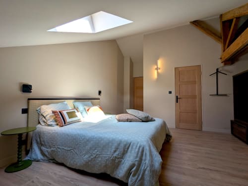 Chambre lumineuse et contemporaine au Domaine Alga avec puits de lumière, poutres en bois et mobilier design à Bourg-Charente