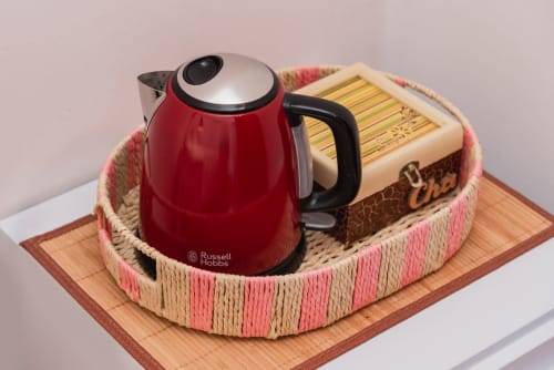 Chaleira elétrica Russell Hobbs vermelha com amenidades de boas-vindas em cesto trançado em Monte das Açoteias, Portugal