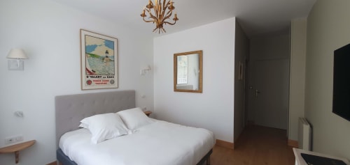 Chambre standard de l'hôtel Les Cabines à Houlgate avec lit double, vue sur la ville, télévision et espace de travail