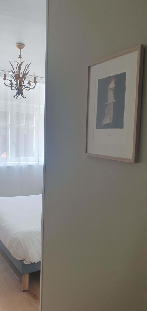 Chambre élégante aux Cabines à Houlgate avec portraits encadrés et luminaire suspension décorateur