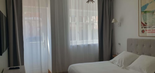 Chambre moderne aux Cabines à Houlgate avec lit double, vue sur la ville et mobilier contemporain