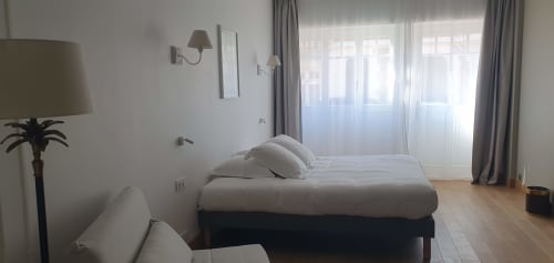 Chambre moderne 3 personnes aux Cabines Houlgate avec lit queen-size, vue sur la ville et décoration contemporaine lumineuse
