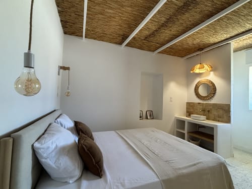 Chambre moderne au Domaine Mas Lafleur à Châteaurenard avec lit, luminaires suspendus et salle de bains privative