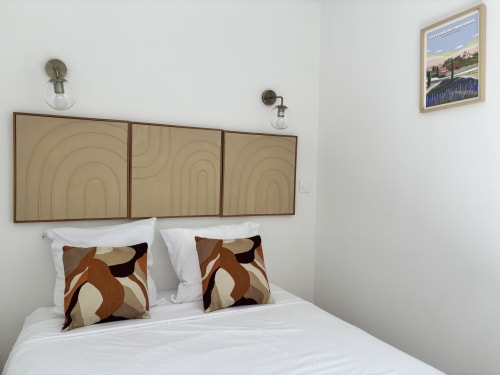 Chambre moderne au Domaine Mas Lafleur à Châteaurenard avec tête de lit géométrique, coussins motifs et appliques murales