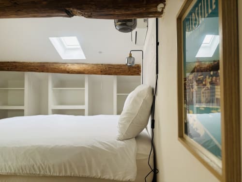 Chambre lumineuse au Domaine Mas Lafleur avec literie blanche, poutre apparente, puits de lumière et tableau paysager encadré