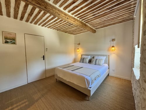 Chambre moderne de la Villa Lafleur au Domaine Mas Lafleur, Châteaurenard, avec poutres apparentes et luminaires suspendus