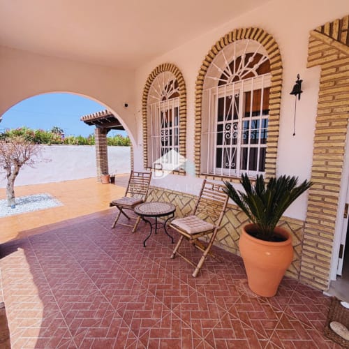 Terraza de Villa Faro Barrosa Home con puertas arqueadas, detalles de ladrillo, zona de estar y vistas al jardín en Hozanejos
