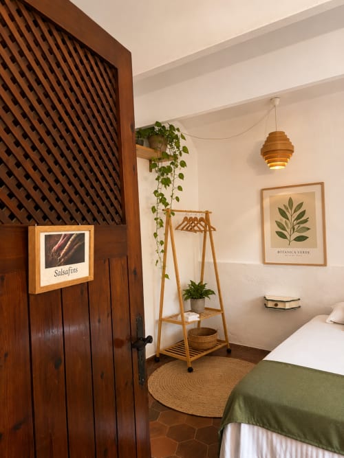 Acollidora habitació Salsafins de l'hotel Mas Ribas amb accents de fusta, plantes i vistes al jardí a Palamós