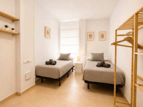 Dormitorio doble del apartamento Aroma de Poniente en Sanlúcar de Barrameda con muebles de madera e iluminación natural