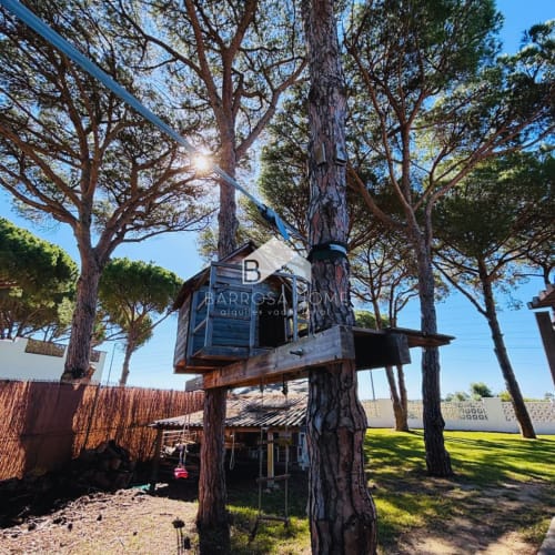 Villa en árbol de Barrosa Home en Chiclana de la Frontera con jardín privado y vista a piscina entre pinos altos