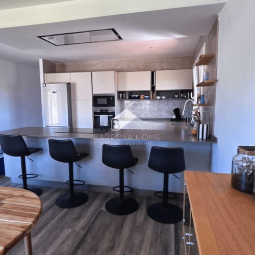 Cocina moderna con barra de desayuno en Villa Irlanda, Barrosa Home en Chiclana de la Frontera
