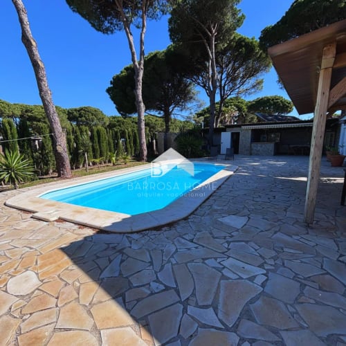 Piscina privada y terraza de Villa Irlanda, villa Barrosa Home en Chiclana de la Frontera con jardín y patio de piedra
