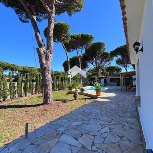 Villa Irlanda en Barrosa Home de Chiclana de la Frontera cuenta con piscina privada, jardines cuidados con caminos de piedra y