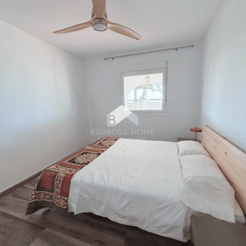 Dormitorio luminoso en Villa Irlanda de Barrosa Home, Chiclana con cama, ventilador de techo y vista al jardín