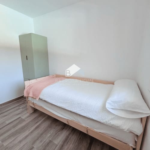 Dormitorio de Villa Irlanda en Barrosa Home, Chiclana de la Frontera, con cama de madera, ropa de cama blanca y manta rosa