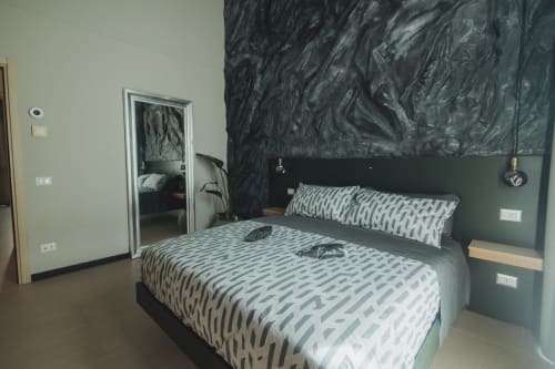Camera moderna all'Oltre Exclusive Palermo con biancheria motifs, parete accent verde e arredamento contemporaneo