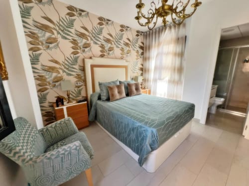 Lujoso dormitorio en Fuengirola con papel tapiz botánico, cama queen y mobiliario moderno