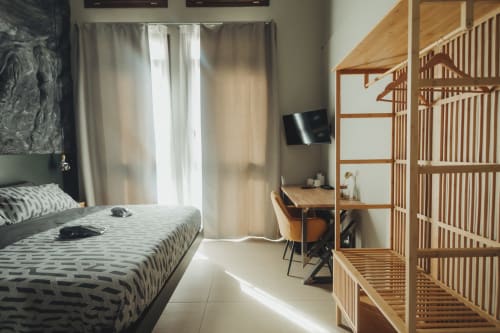 Camera doppia deluxe Palermo BnB con letto, divisorio in legno, scrivania, TV e vista sulla città