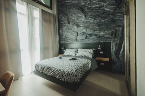 Oltre Exclusive Deluxe Double Room a Palermo con letto nero moderno, biancheria a motivi, parete in marmo e luce naturale