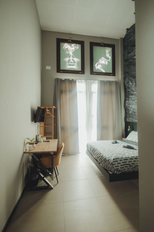 Oltre Esclusiva camera doppia deluxe a Palermo con scrivania, letto e vista sulla corte interna attraverso le tende