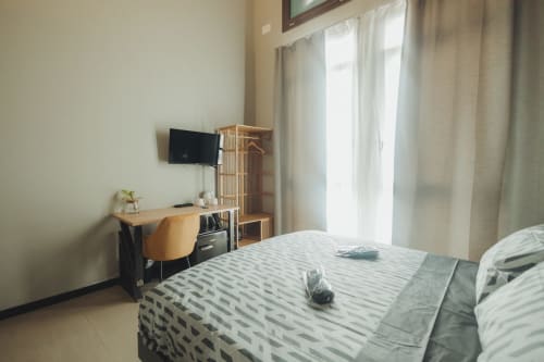 Camera doppia deluxe presso l'hotel Oltre Exclusive di Palermo con scrivania, TV a schermo piatto e vista sulla corte interna