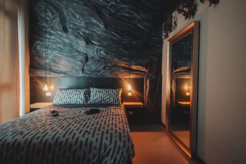 Camera Deluxe Doppia Oltre Exclusive a Palermo con letto moderno, murale artistico, illuminazione a sospensione e specchio