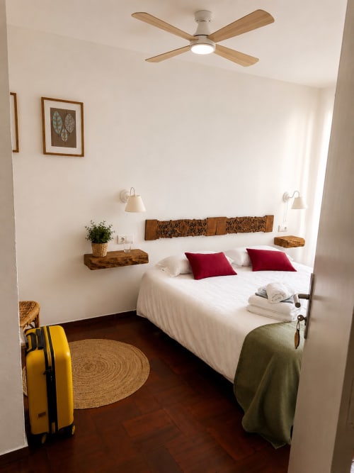 Habitació lluminosa al Mas Ribas Hotel de Palamós amb llit queen-size, ventilador de fusta, vistes al jardí i decoració minimalista moderna