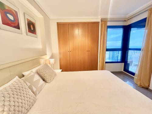 Dormitorio moderno con vistas al mar en el apartamento frente al mar Pataconablue en Valencia