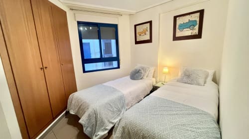 Habitación doble con vistas al mar en apartamento de Valencia en Pataconablue Rentals, con decoración moderna y luz natural