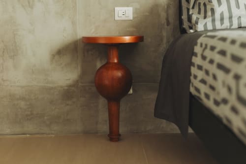 Tavolino in legno nel bagno della Oltre Exclusive Suite, hotel a Palermo con pareti rivestite in piastrelle beige