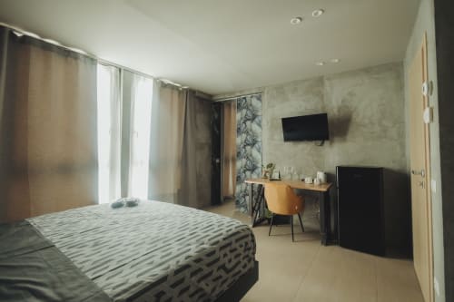 Suite deluxe moderna presso Oltre Exclusive a Palermo con letto, scrivania, TV a schermo piatto e vista sulla corte interna