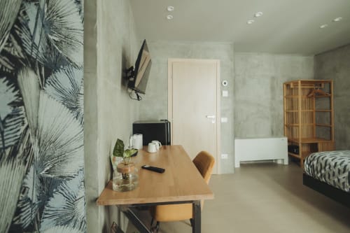 Suite Deluxe Esclusiva Oltre a Palermo con scrivania in legno, comfort moderni e decorazioni botaniche affacciata su cortile interno