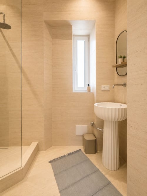 Bagno moderno della Suite Ingrid presso Seven Suites Sanremo con lavabo su colonna, doccia walk-in e piastrelle in marmo beige
