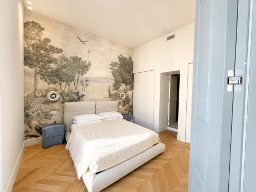 Camera Suite Ingrid presso SEVEN SUITES SANREMO con murale botanico, letto bianco, pavimenti in legno e arredamento moderno