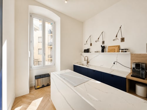 Bagno moderno della Suite Ingrid ai Seven Suites Sanremo con piani in marmo, arredamento scuro e vista sulla città