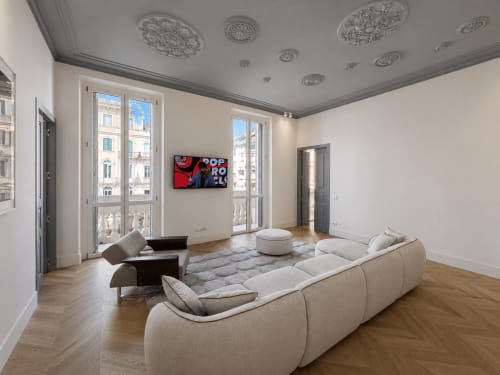Suite Moderna Ingrid - Soggiorno alle SEVEN SUITES SANREMO con divano color crema, pavimento in legno, dettagli soffitto e vista città