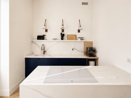 Bagno moderno della Suite Ingrid presso SEVEN SUITES SANREMO con vasca in marmo, mobile bagno blu scuro e piano in marmo