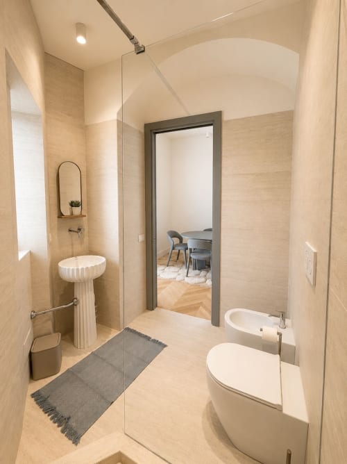 Bagno moderno della Suite Ingrid presso Seven Suites Sanremo con lavabo a piedistallo, bidet, wc e doccia in vetro