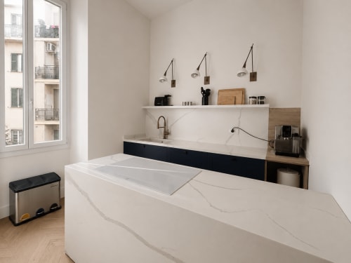 Bagno moderno nella Suite Ingrid dei SEVEN SUITES SANREMO con vasca in marmo, doppio lavabo e vista sulla città di Sanremo