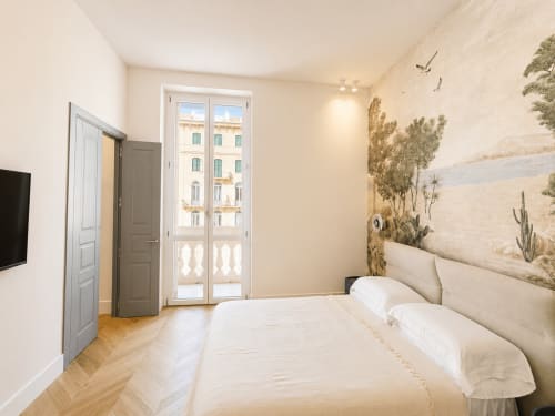 Suite Ingrid al Seven Suites Sanremo con vista sulla città, arredi moderni, porte-finestre affacciate sull'edificio