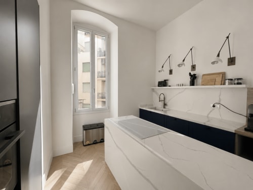 Bagno moderno della Suite Ingrid a Seven Suites Sanremo con piani in marmo, doppi lavabi e vista sulla città
