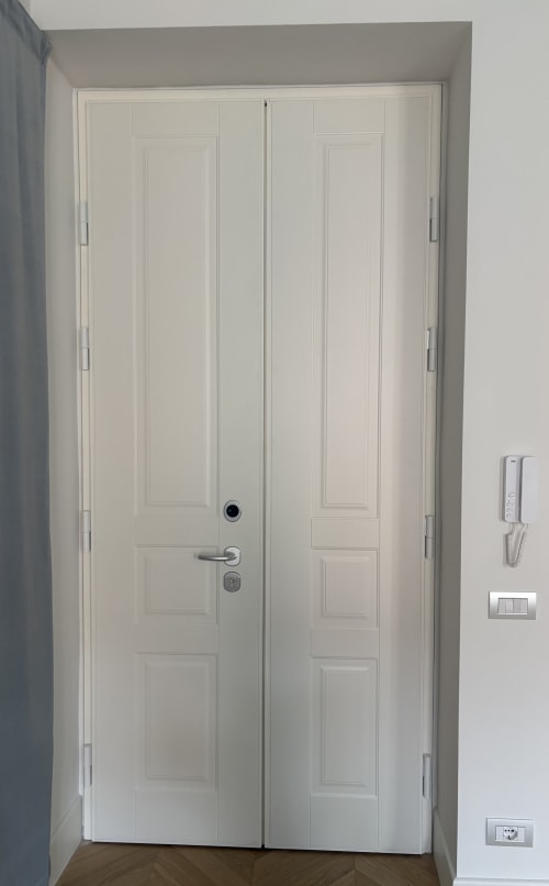 Doppia porta bianca con serratura nella Suite Ingrid dell'hotel SEVEN SUITES SANREMO, Sanremo Italia